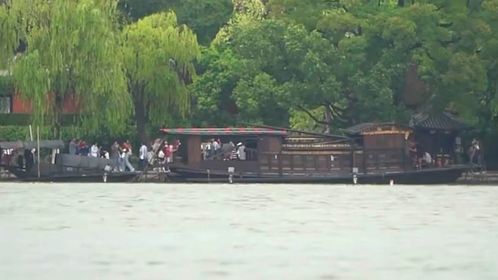 國(guó)慶首日嘉興南湖景區(qū)游客激增，超萬(wàn)人次登島游覽，景區(qū)管理有序應(yīng)對(duì)