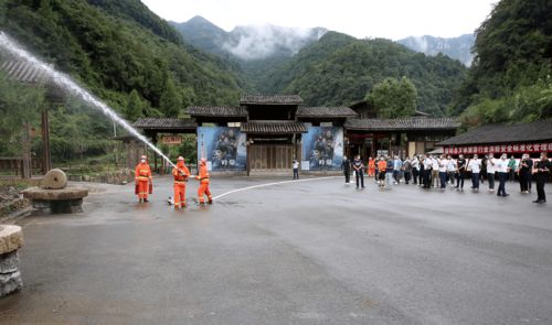 縣消防安全標準化管理示范單位現(xiàn)場觀摩會在十二背后雙河溶洞景區(qū)召開